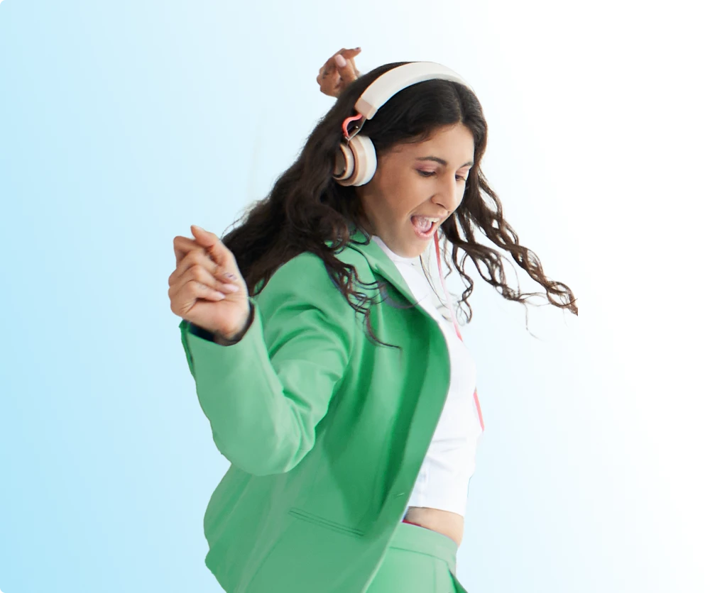 Mujer feliz y bailando representando la libertad y beneficios de Mi Salario LAFISE.